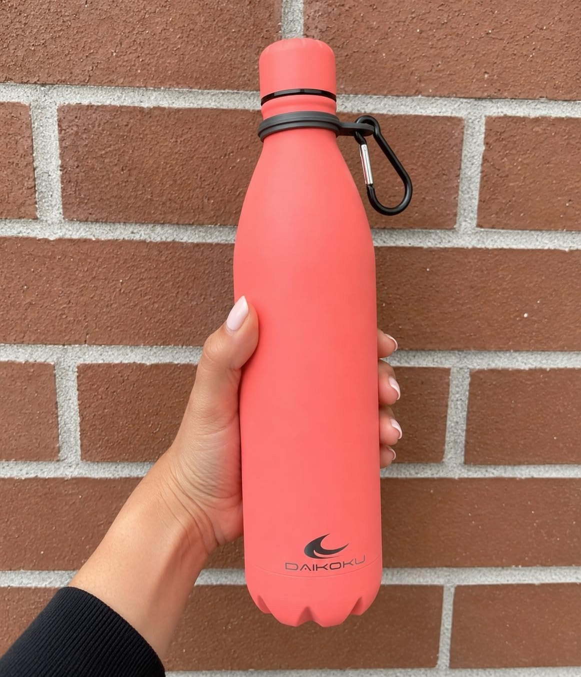 Botella térmica en la mano