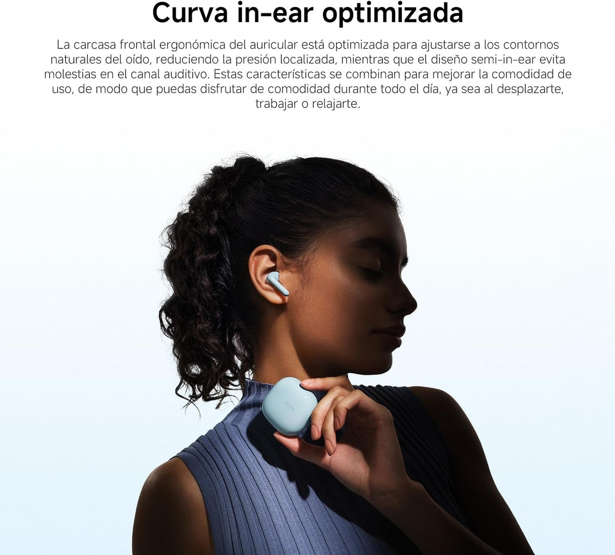 Mujer usando los auriculares inalámbricos