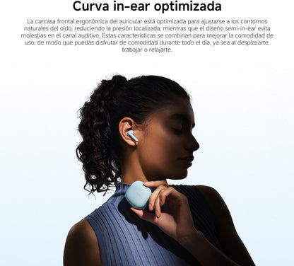 Mujer usando los auriculares inalámbricos